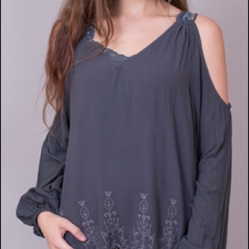 Love stitch cold shoulder